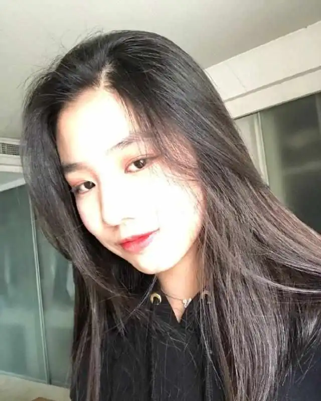 汪峰14岁女儿小苹果晒美照,涂起红唇长发披肩,微抿舌头成长迅速