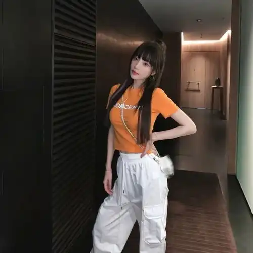 李小璐近照染紫发,38岁小腹平坦似少女,和18岁旧照没差别
