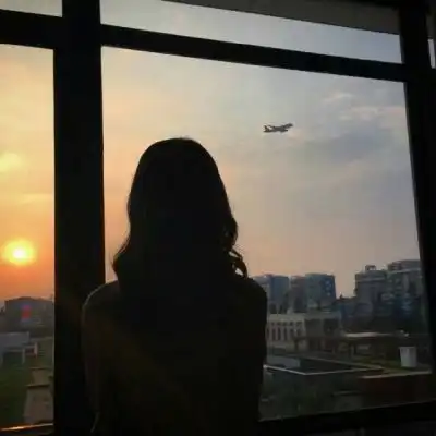 这个女孩很美很酷,她从不依靠谁