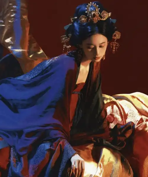 郭晓婷红衣古风美人照释出眼神迷离镜头感满分