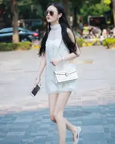 街拍简约又时尚的连衣裙搭配,十分百搭,能为你增添女神范