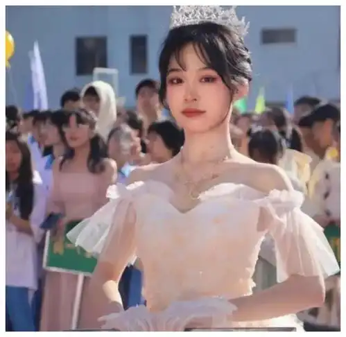 高三举牌女孩火了,清纯甜美撞脸鞠婧祎,评论区一个比一个酸