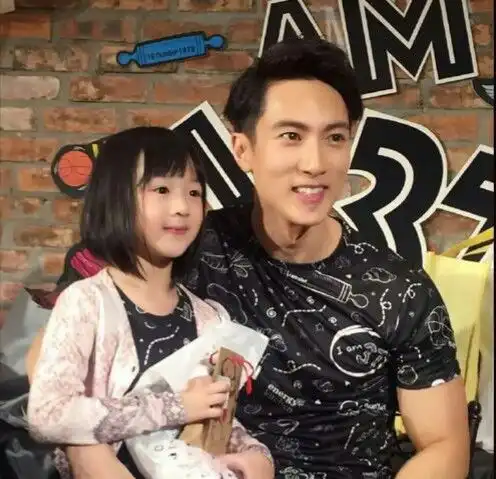 曾是亚洲男神,婚后专注于家庭,把女儿宠上天实足女儿控