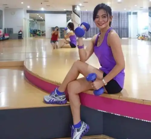 50岁阿姨,身材颜值完爆20岁少女,跟儿子合影就像情侣
