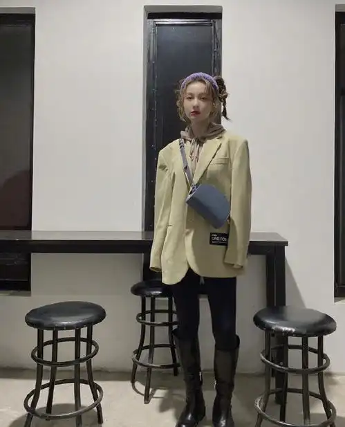 吴昕为话剧剪短发,穿衬衣一把搂住闺蜜,男友力十足侧颜像极维嘉