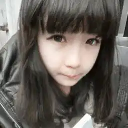 求这张图片的原图他原来是个小姑娘坐在车里的可现在只有一个头