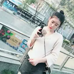妙龄美空姐手拿这么美的什么手机