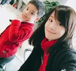 酒酒大眼帅气随爸爸,娇妻清新自然撞脸奶茶妹妹