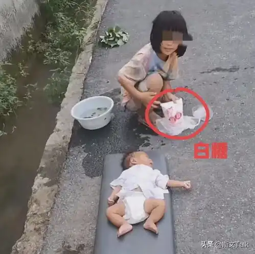 心痛8岁小女孩带6个月宝宝流浪饿了喝白糖水,评论区炸锅