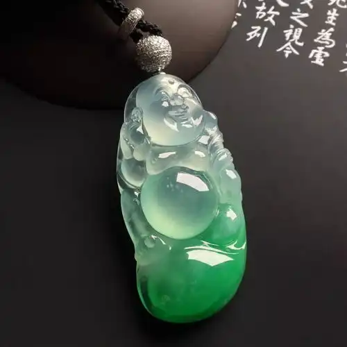 佩玉有讲究,翡翠花件寓意多合适自己的才最好