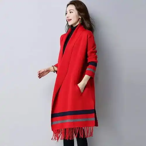 现在的女人真会搭毛衣外面搭件这样的披风就出门了