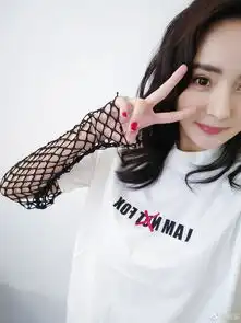 杨幂晒照狂卖萌凹造型杨幂自拍有个特别习惯