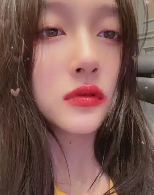 关晓彤实力宠粉晒美照,怼脸自拍仍颜值在线,可爱红唇实力抢镜
