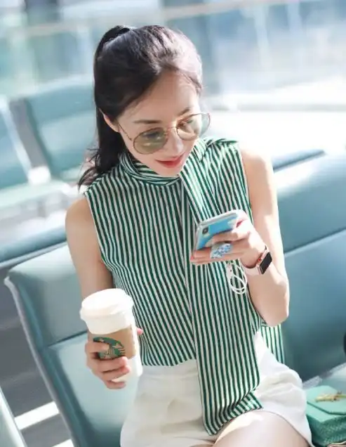 韩雪私服穿搭好清新,绿色条纹上衣配白短裤清爽减龄,少女感爆棚