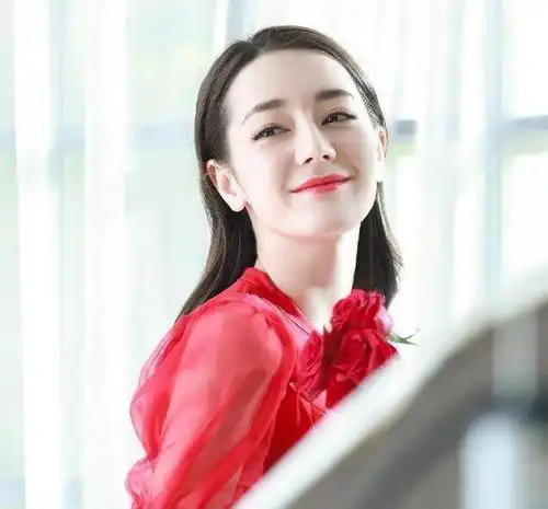 杨幂捧红了迪丽热巴,唐嫣捧红了陈钰琪,赵丽颖却捧红了她