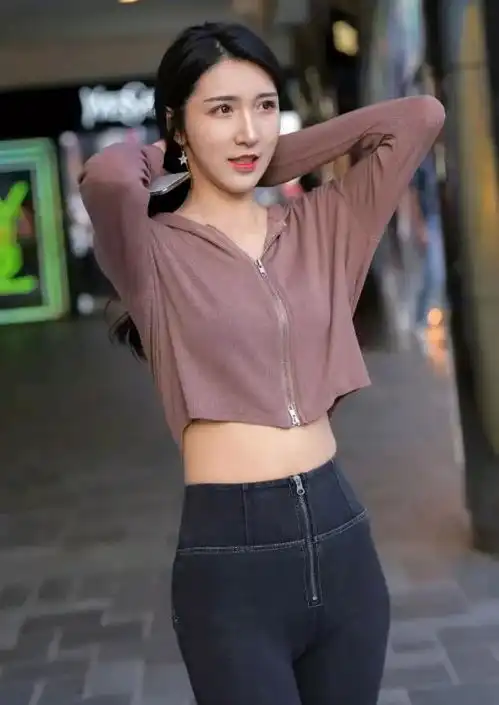 身材好的女生这样穿才好看,黑色牛仔裤搭配露脐上衣,性感又时髦