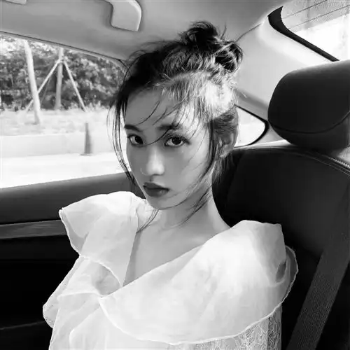 高清黑白女头像高冷受过伤强大起来依旧活的漂亮