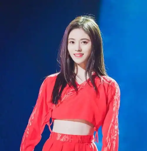 鞠婧祎以前居然长这样,网友直呼四千年美女也是整出来的