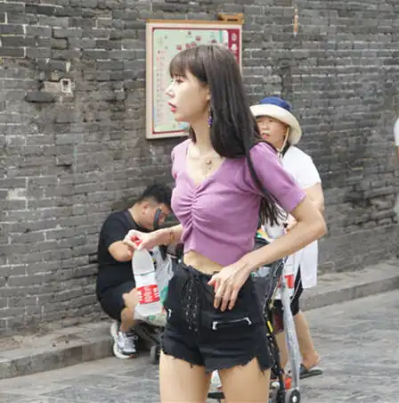 实拍平遥古城里时髦和古装的小美女们图