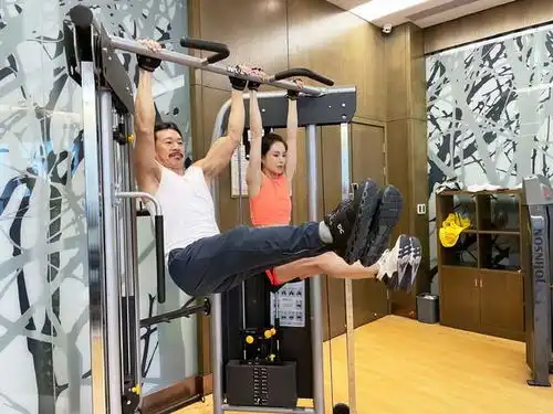 李若彤晒与张丰毅健身合照,大秀腹肌马甲线,两人年龄相加120岁