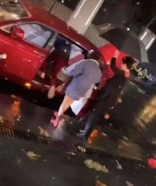 王思聪与新女友雨天约会,穿同款上衣亲自为女生撑伞,男友力爆棚