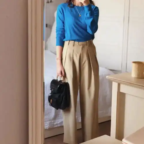 女生穿黑色大衣怎么搭配