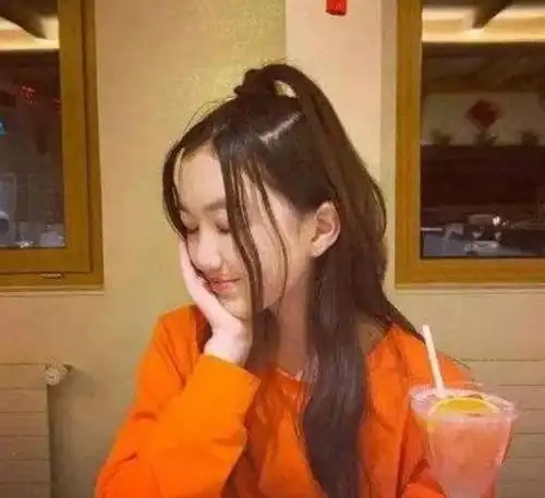 王菲14岁女儿罕露面,李嫣成熟打扮再引争议,这不是24岁