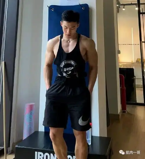 上海高颜值肌肉猛男,拥有6块腹肌和粗壮大腿,这身材我爱了