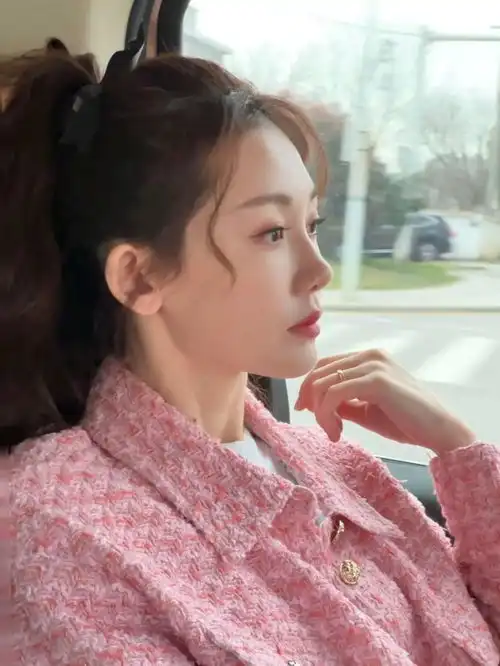 苗苗穿粉色小香外套甜美精致扎高马尾少女感十足
