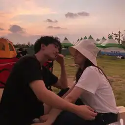 拿花的女生背影qq头像高清