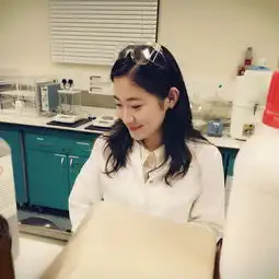 谁说学霸无美女博士美女实验照微博走红