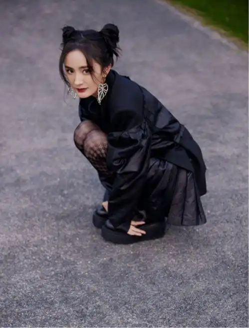 杨幂的暗黑公主造型好飒穿娃娃裙配黑丝袜,性感可爱两不误