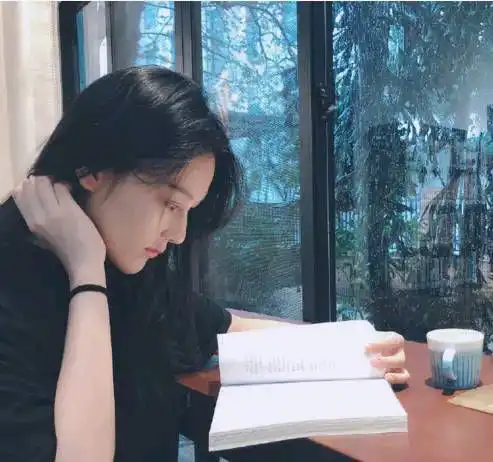 张馨予近照,微博更新动态素颜出镜,网友真羡慕