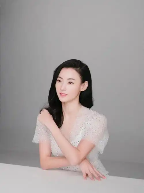 张柏芝不愧是港风女神,死亡芭比粉都能轻松驾驭,明媚气质太抢镜