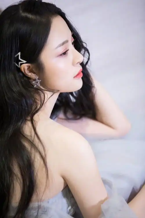 主持界的小仙女李莎旻子,一袭灰色抹胸连衣裙美得让人心动