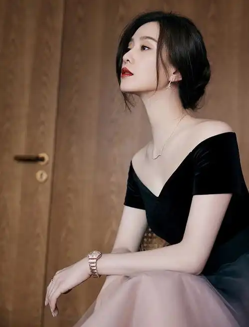 气质美女刘诗诗,身穿一字肩渐变礼服,看起来性感又优雅