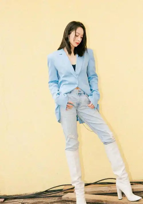 羊毛卷演绎男友风,快来学朱正廷的盐系穿搭,比甜辣风好看10倍