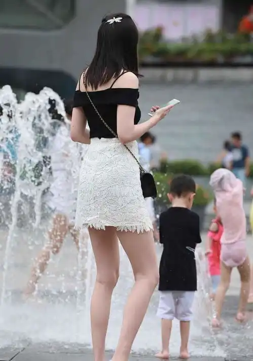 连衣裙打扮让你眼前一亮,富有活力感,干净利落
