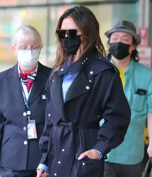 维多利亚贝克汉姆现身机场冰山美女霸气前行造型高冷