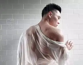 海边遇翘臀肌肉男,浴巾也盖不住