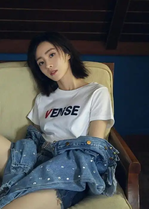 胡冰卿私服穿搭高级各项,短发配牛仔外套简约时髦,秒变初恋女友