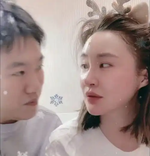 才向男友求婚成功,大王又与男闺蜜亲密开直播,网友感慨这也行