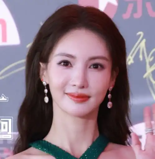 品质盛典上,唐嫣的少女感,李沁的大长腿,却都被张雨绮的霸气给打败