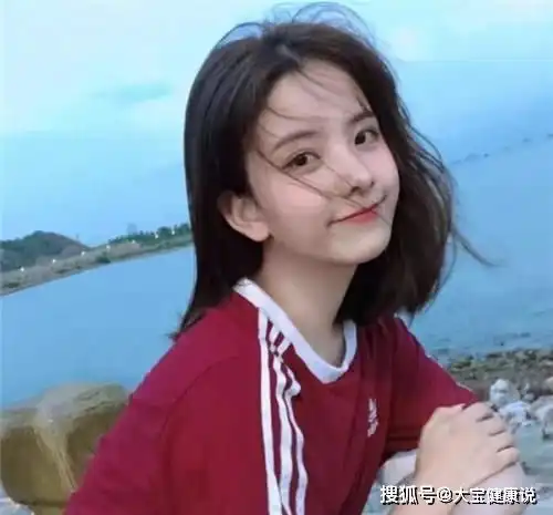 幽默笑话晚饭后陪老妈在楼下小区散步,没一会就看到一美女