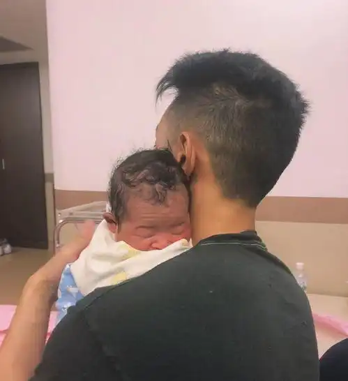 鼻酸高以翔女友晒两人抱娃合照,再次向他喊话诉无尽思念