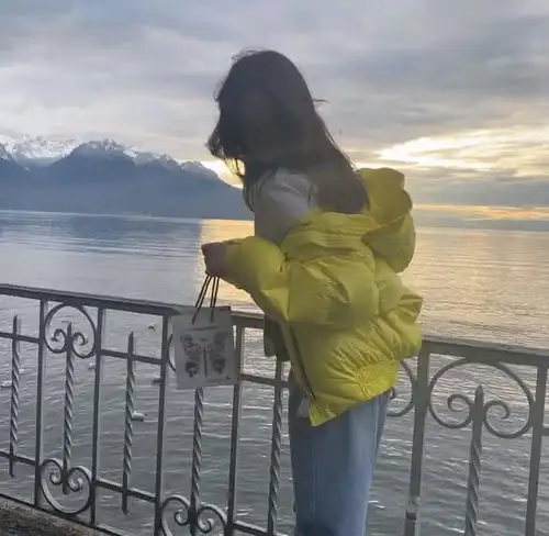 李嫣画猫女妆为闺蜜庆生,嘴部疤痕仍明显,长发披肩气质佳超自信