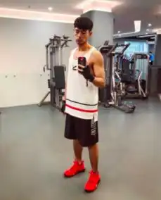 keep践行者李现雕刻腹肌,也是雕刻灵魂