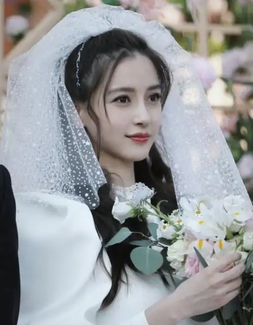 她是杨颖最牛的粉丝,不但将自己追成一线女星,还挤掉杨幂成为她闺蜜