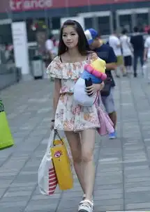 街拍清新美女,手里还抱着玩偶