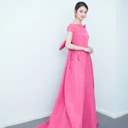欧美美女宠物猫黑猫苹果手机高清壁纸2732x2732爱思助手